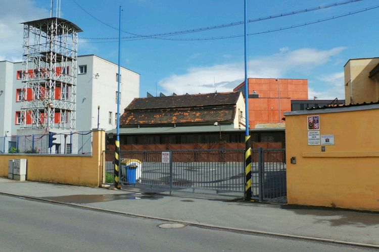 Stanice střed před demolicí cvičné věže.png