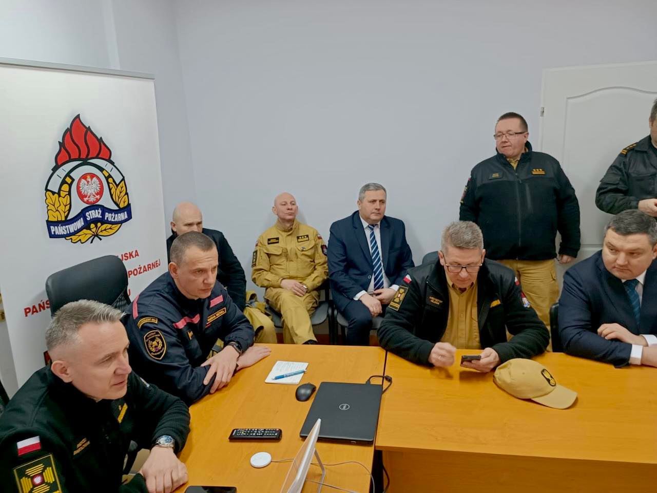 Styční důstojníci na hraničních přechodech rozdělují humanitární pomoc (8).jpg