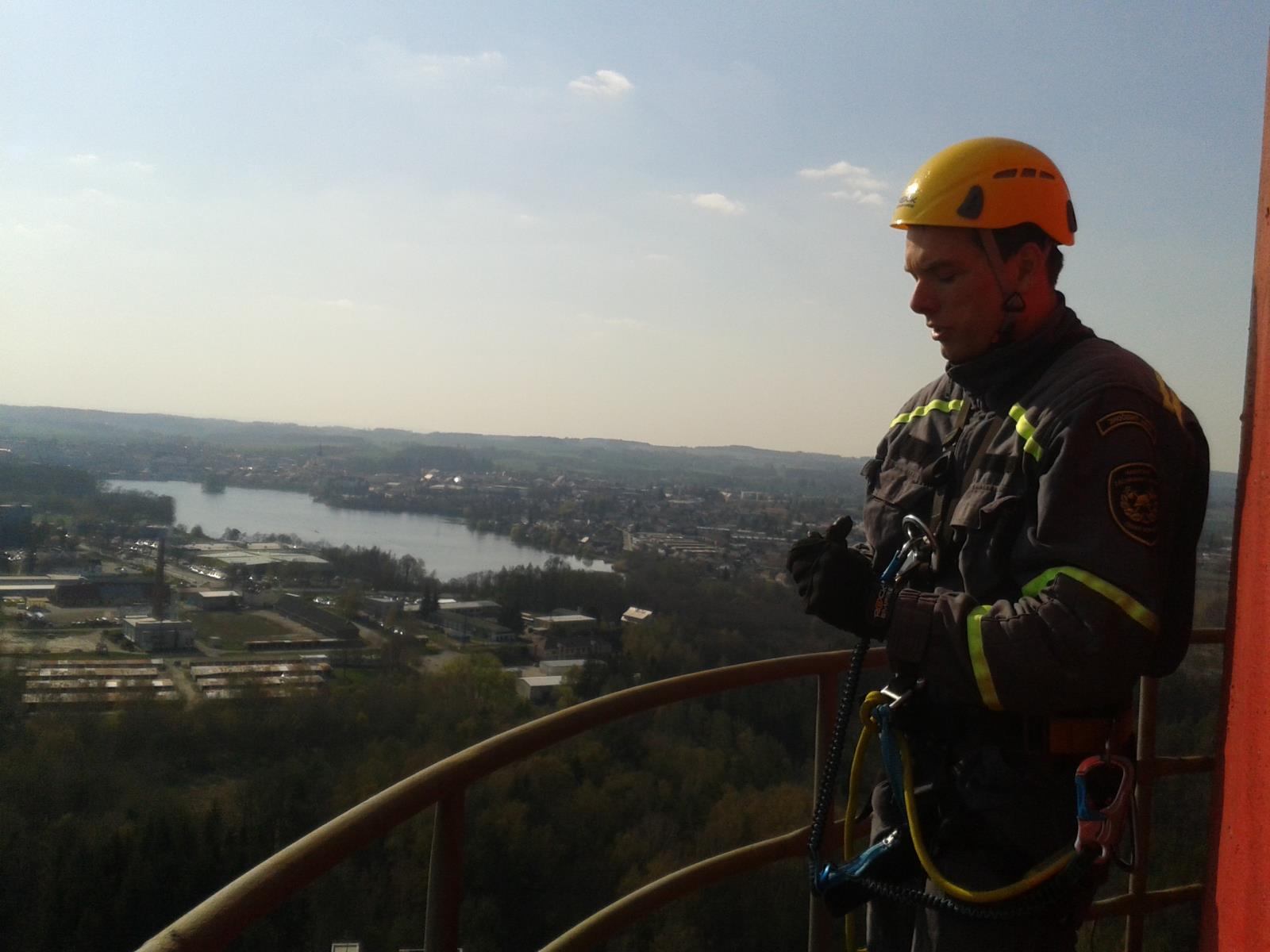 Sundání uvolněných plechů, Jindřichův Hradec - 15. 4. 2019 (3).jpg