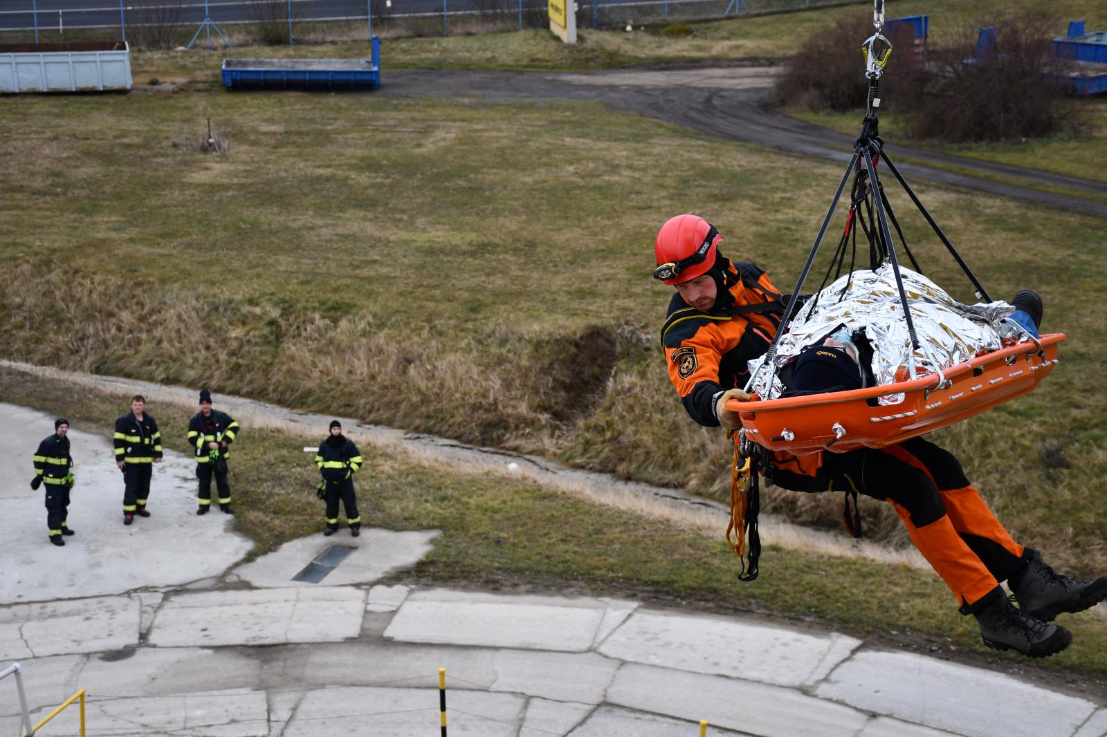 Taktické cvičení: záchrana zraněné osoby z výšky.