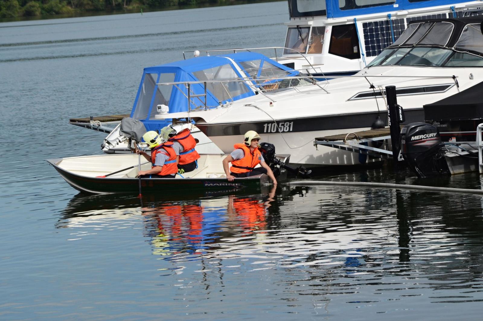 Únik ropné látky Píšťany jezero 1d.jpg