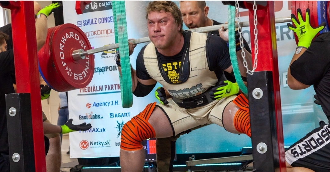 V součtu tří disciplín (bench, dřep, mrtvý tah) zvednul Josef Capouch celkem 1000 kg