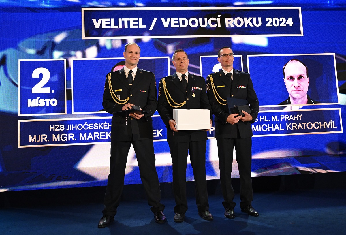 Velitel_Vedoucí roku 2024_společné foto.jpg