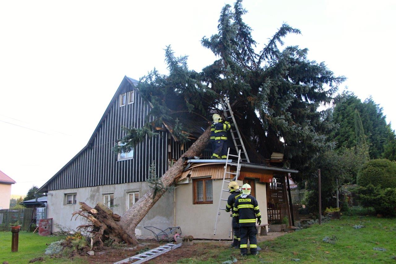 Větrná smršť Děčinsko (1).jpg