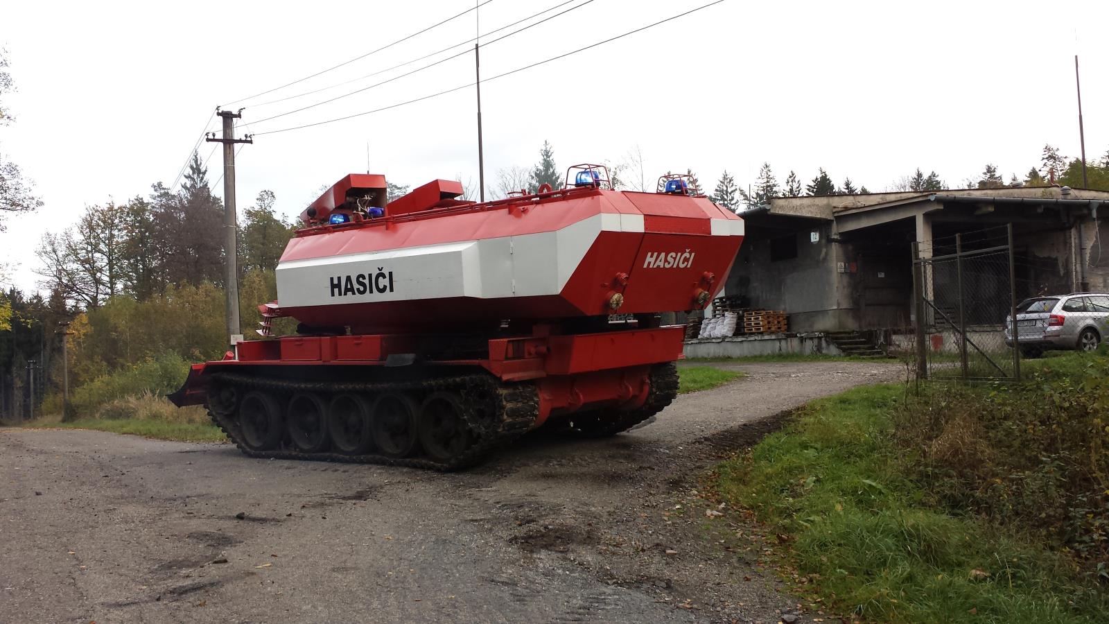 Vrbětice_ZÚ_hasicí tank SPOT 55 u jednoho ze skladů.jpg