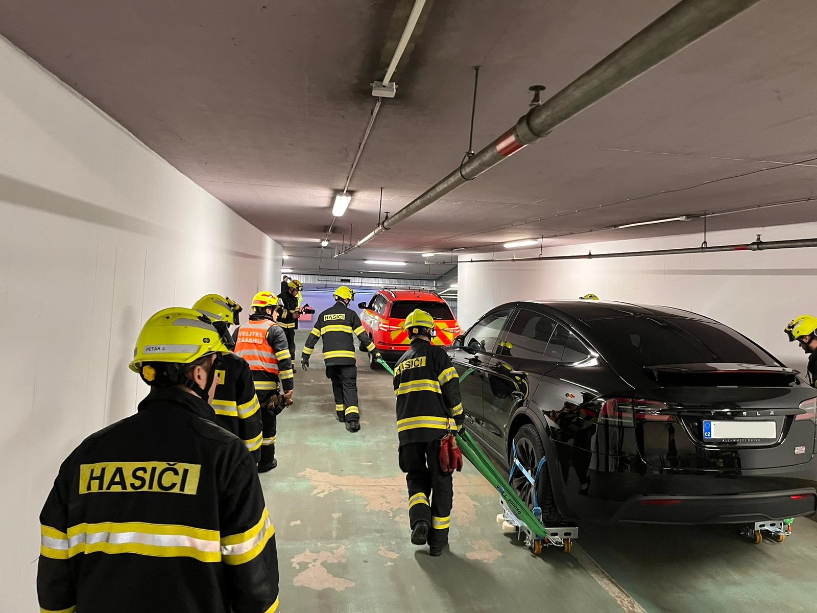 Výcvik - hašení elektromobilu Tesla, Tábor - 29. 2. 2024 (1).jpg