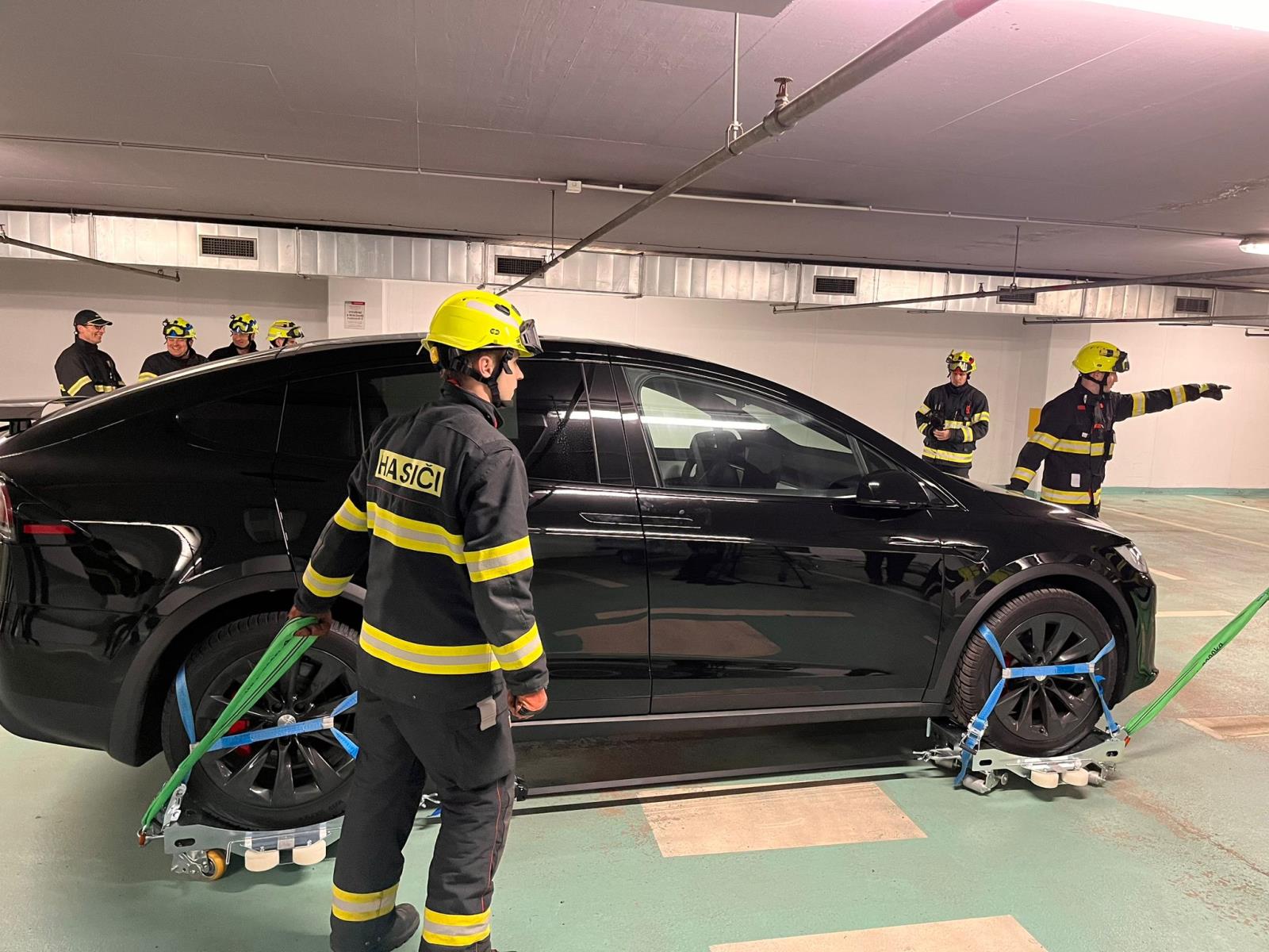 Výcvik - hašení elektromobilu Tesla, Tábor - 29. 2. 2024 (10).jpg