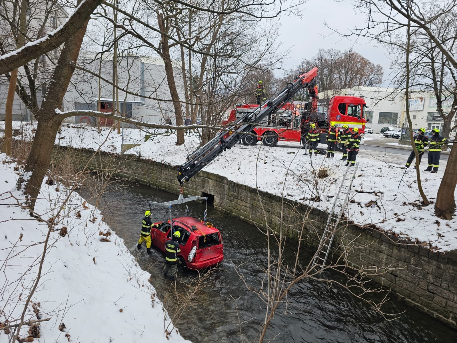 Za pomoci vyprošťovacího automobilu HZS podniku Správa železnic Liberec se vůz podařilo z řeky vytáhnout