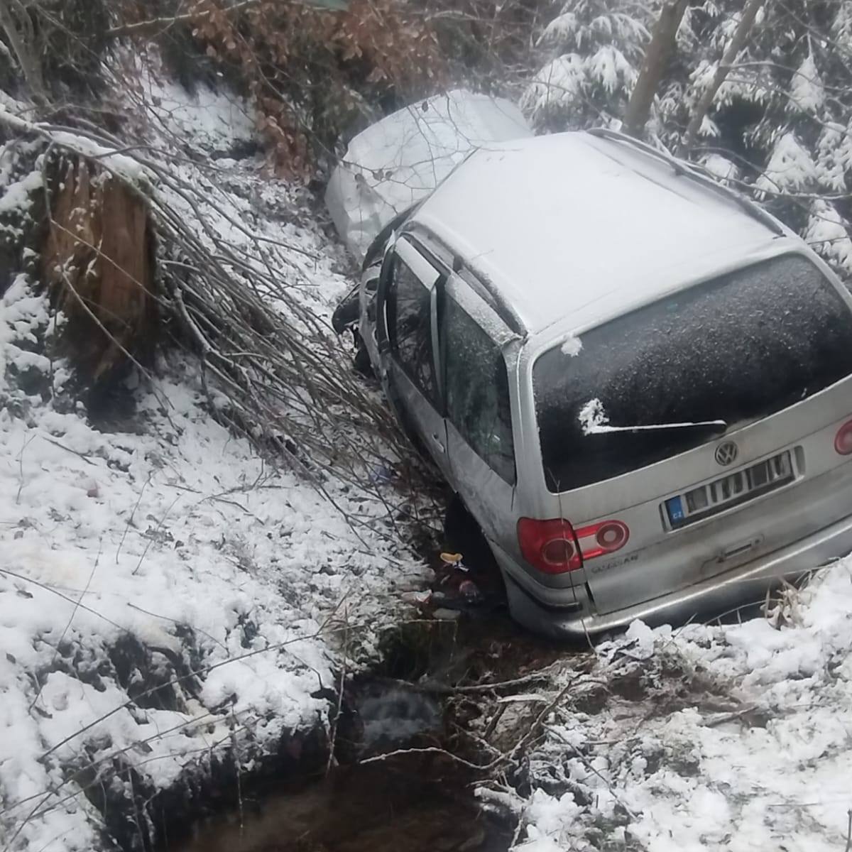 Vytažení auta z koryta potoka.