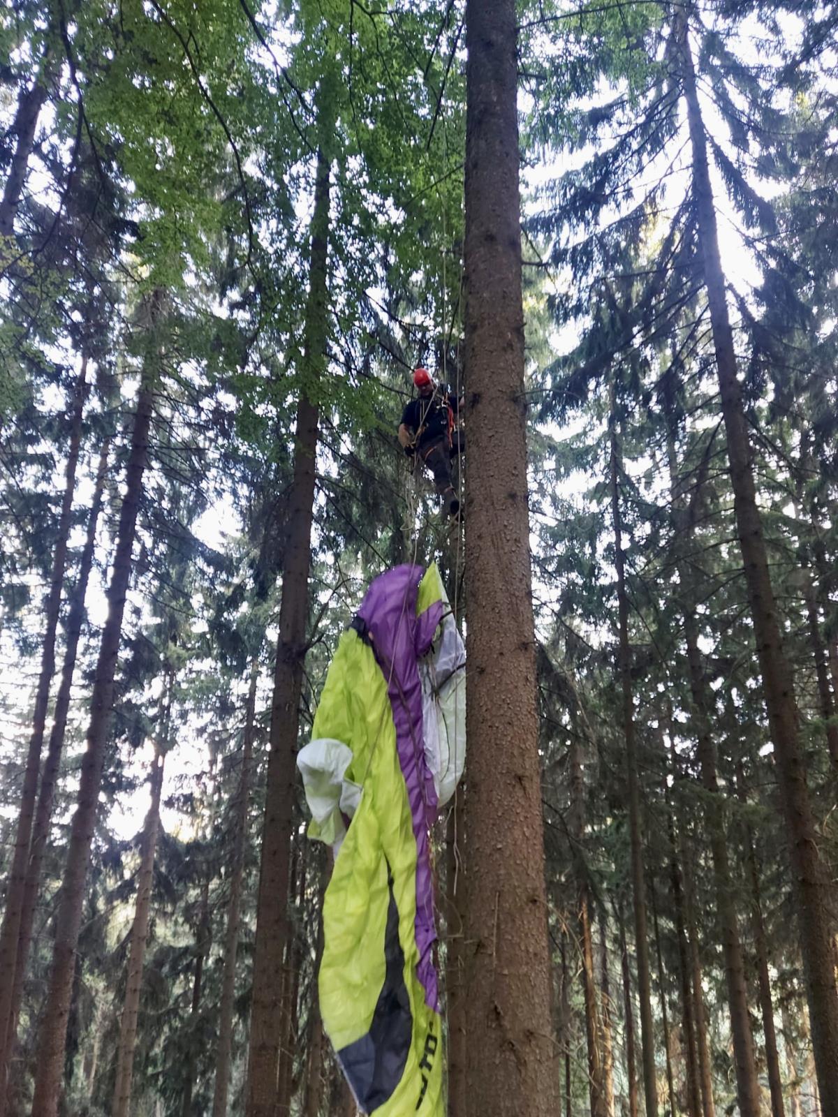 Záchrana paraglidisty Zvičina 17. 8. 2022