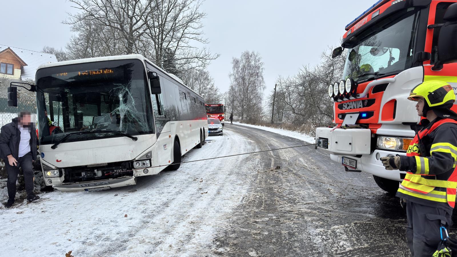 Z autobusu bylo evakuováno celkem 29 osob a jeden řidič. Nikomu se nic nestalo