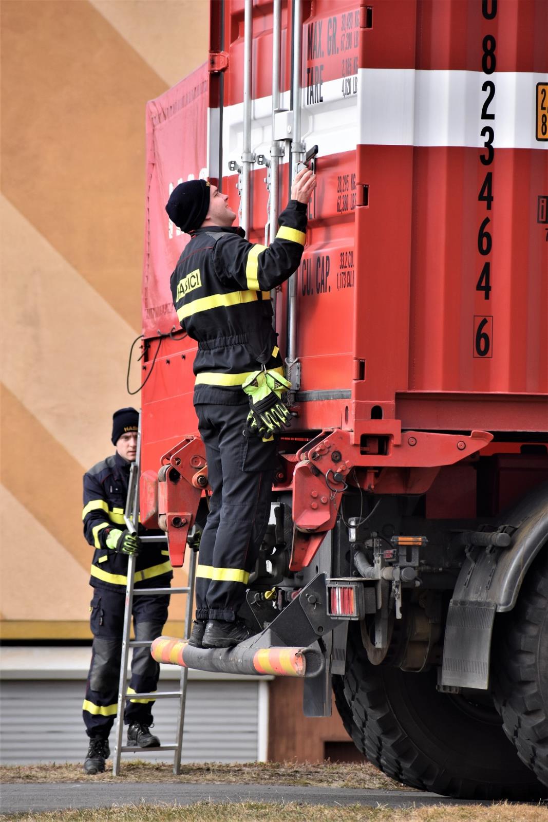 ZÚ HZS ČR nakládá humanitární pomoc pro Ukrajinu (4).jpg