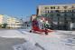 Záběr na vrtulník na heliportu s položeným pěnovým kobercem