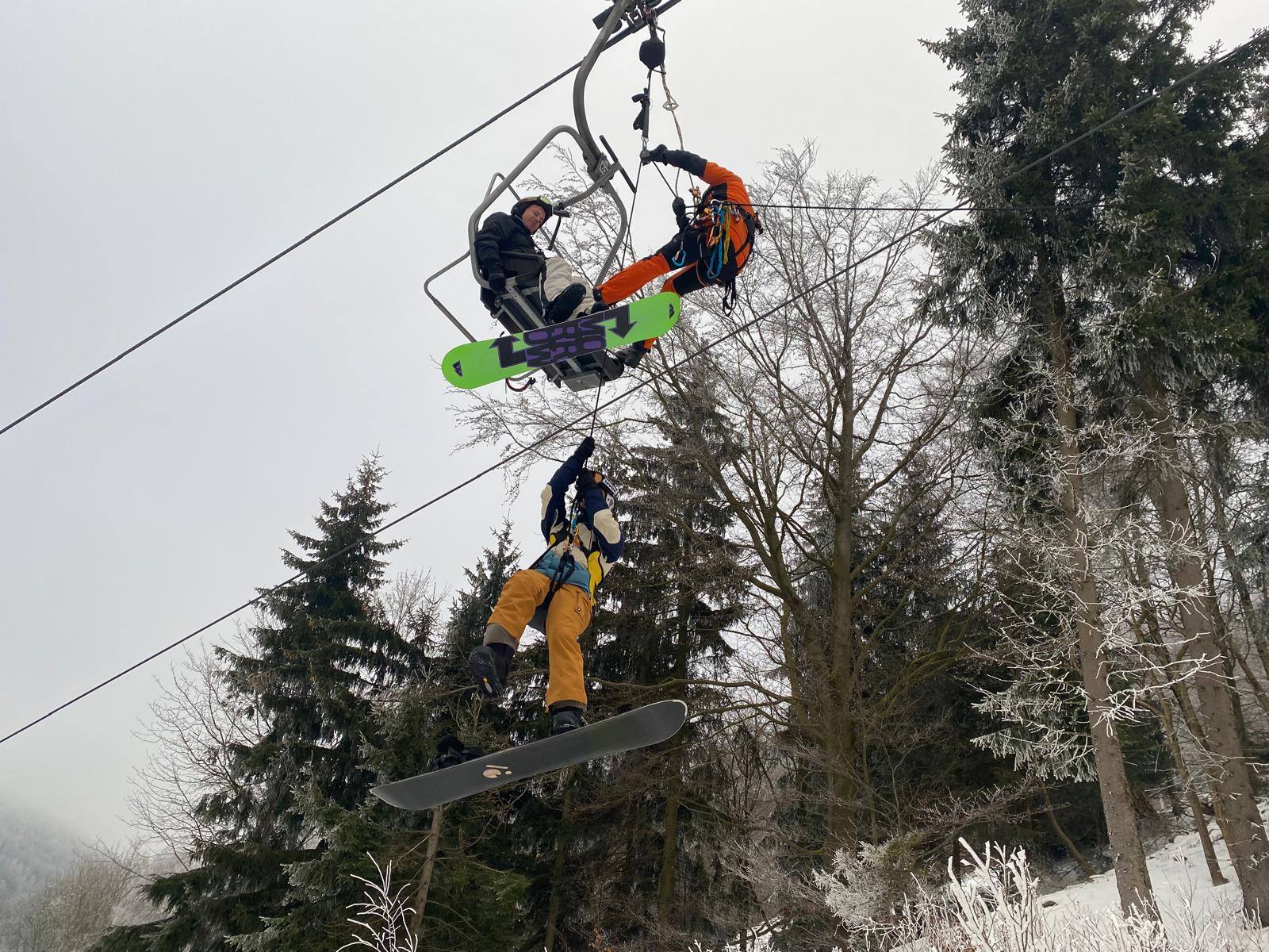 Záchrana lidí z lanovky ve Skiareálu Telnice