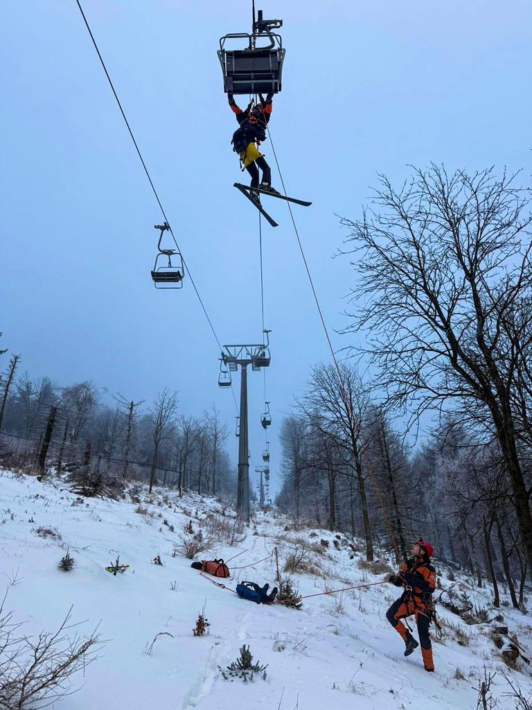 Záchrana lidí z lanovky ve Skiareálu Telnice