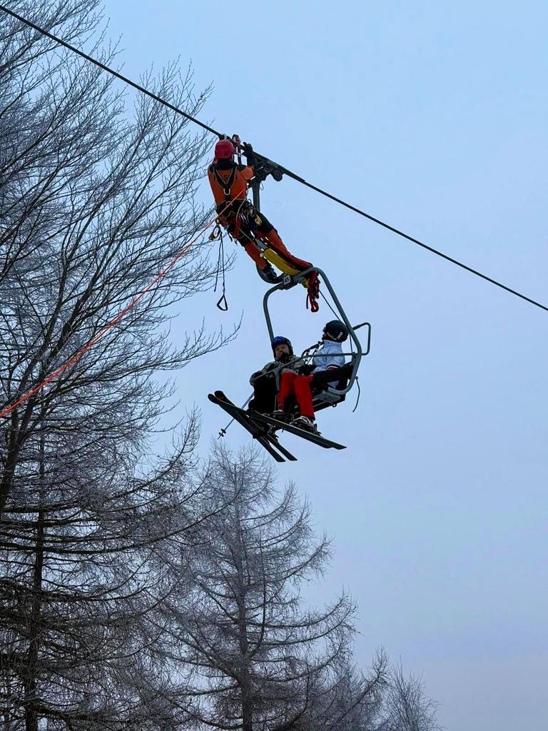 Záchrana lidí z lanovky ve Skiareálu Telnice
