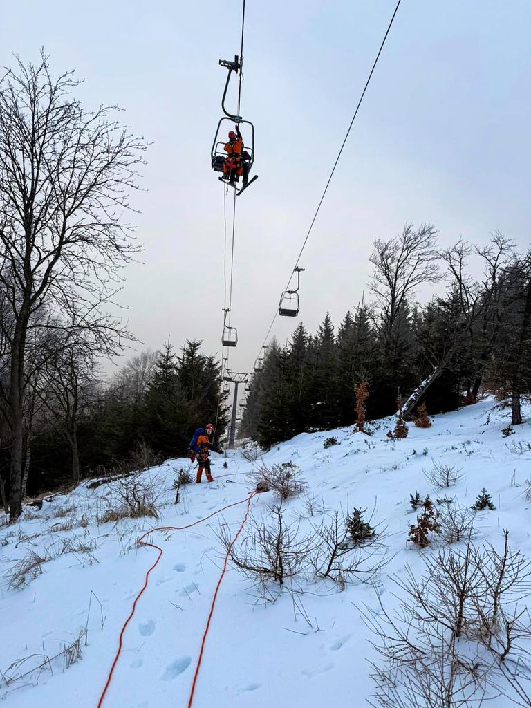 Záchrana lidí z lanovky ve Skiareálu Telnice