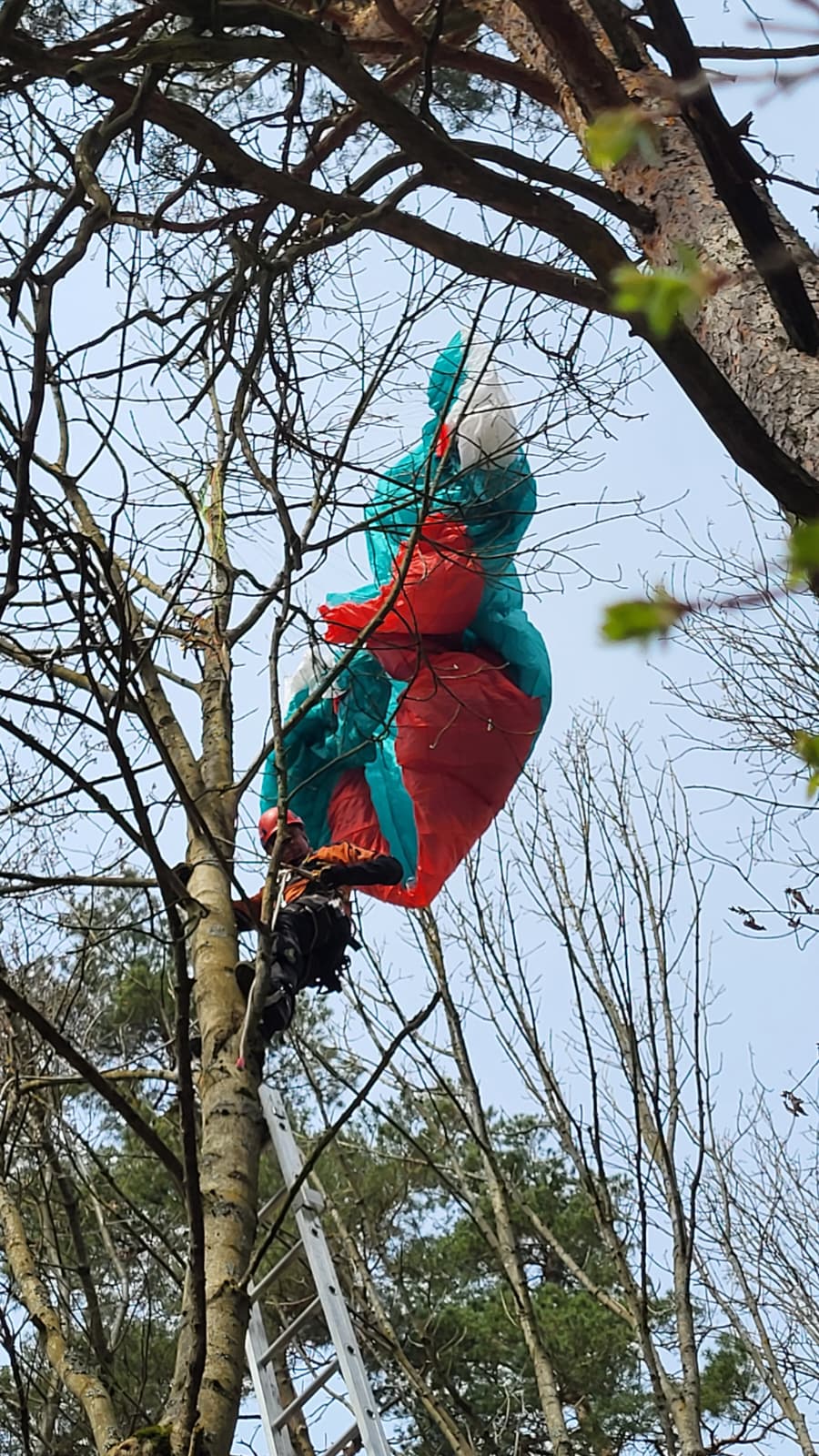 Záchrana paraglidisty Kozákov