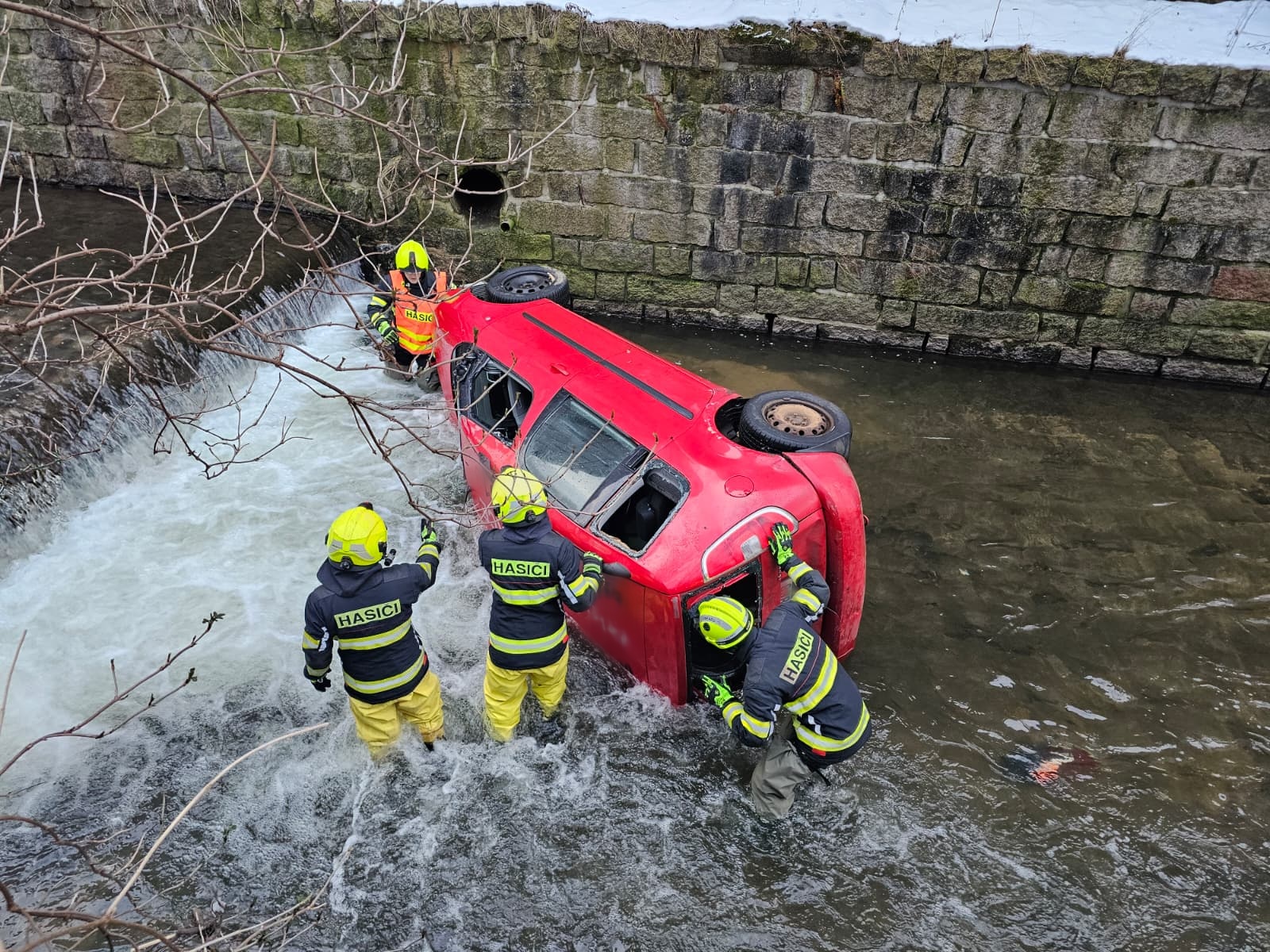 Zásah – vytažení automobilu z Nisy v úterý 3. února
