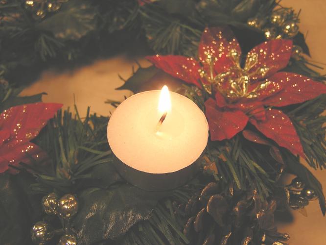 Některé adventní věnce jsou pouze k dekoraci a žádné svíčky na ně nepatří