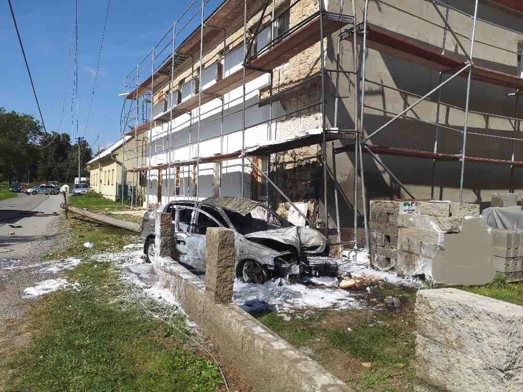 auto v plamenech Radiměř5 2.9.2021.jpg