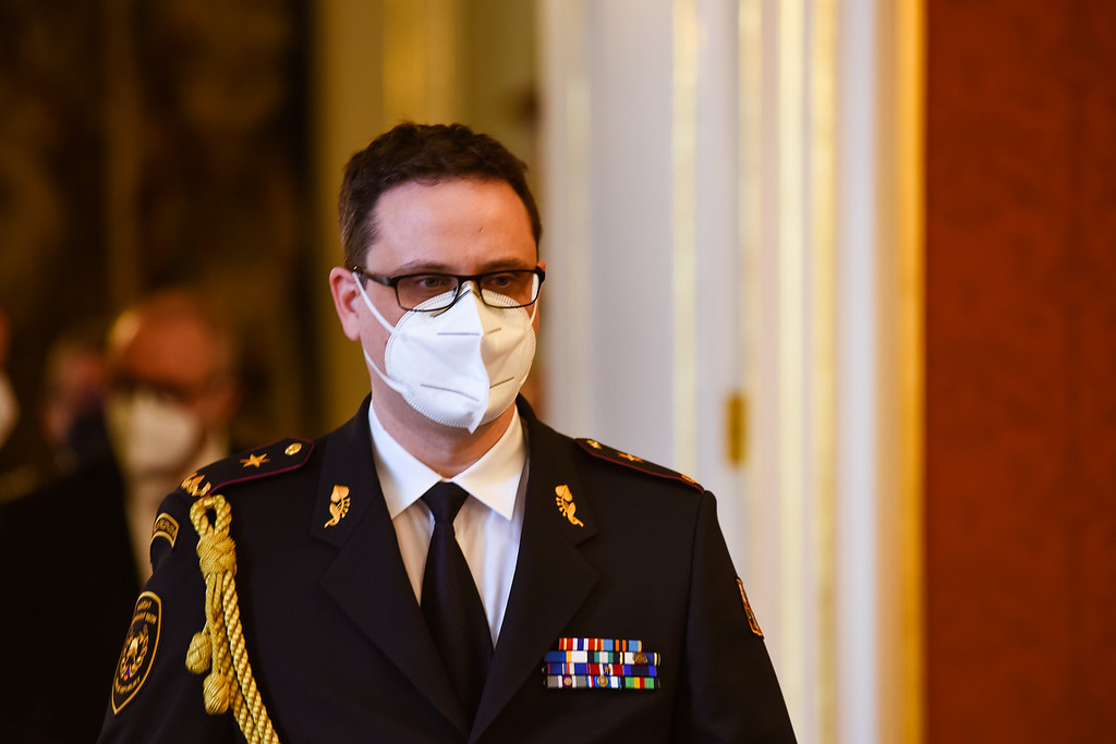 brig. gen. Ing. Daniel Miklós, MPA přichází do sálu.jpeg