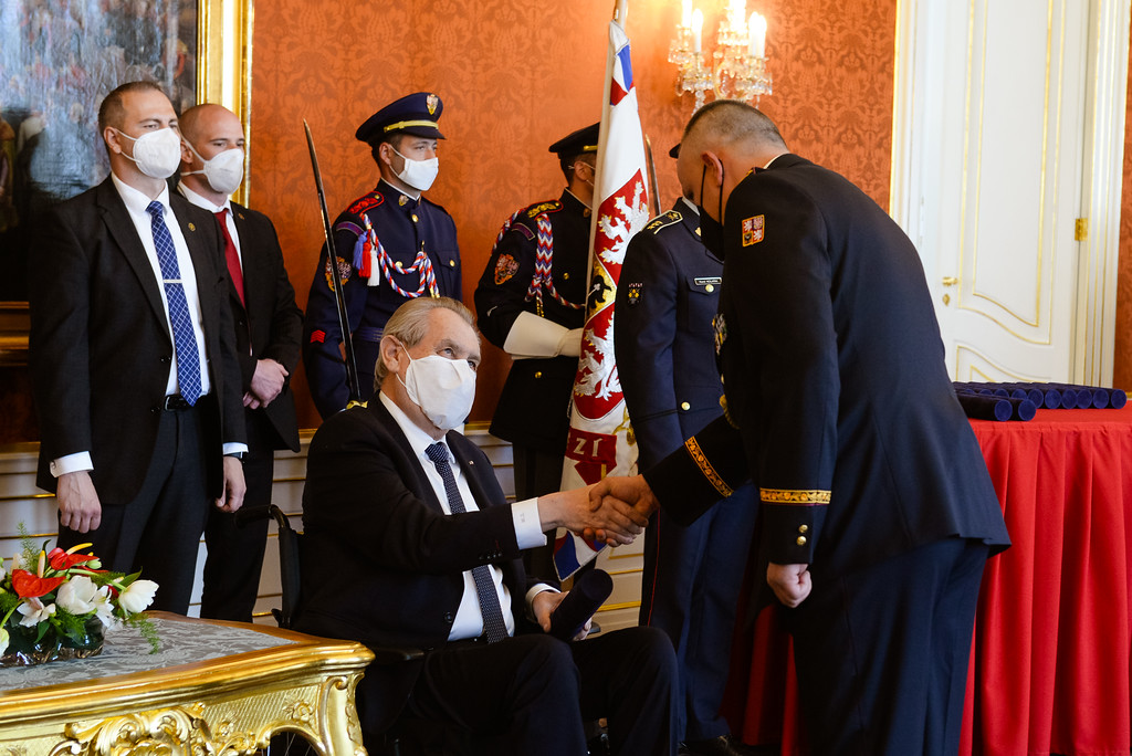 brig. gen. Ing. David Kareš si podává ruku s prezidentem Milošem Zemanem.jpeg