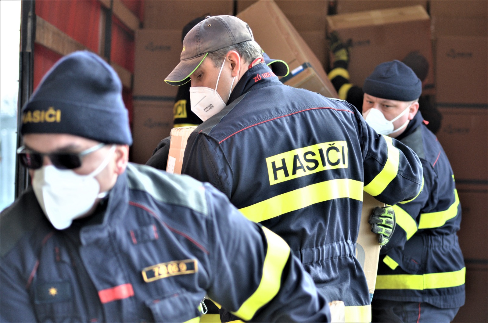 do nakládky a přepravy se zapojilo 41 příslušníků Záchranného útvaru HZS ČR.JPG