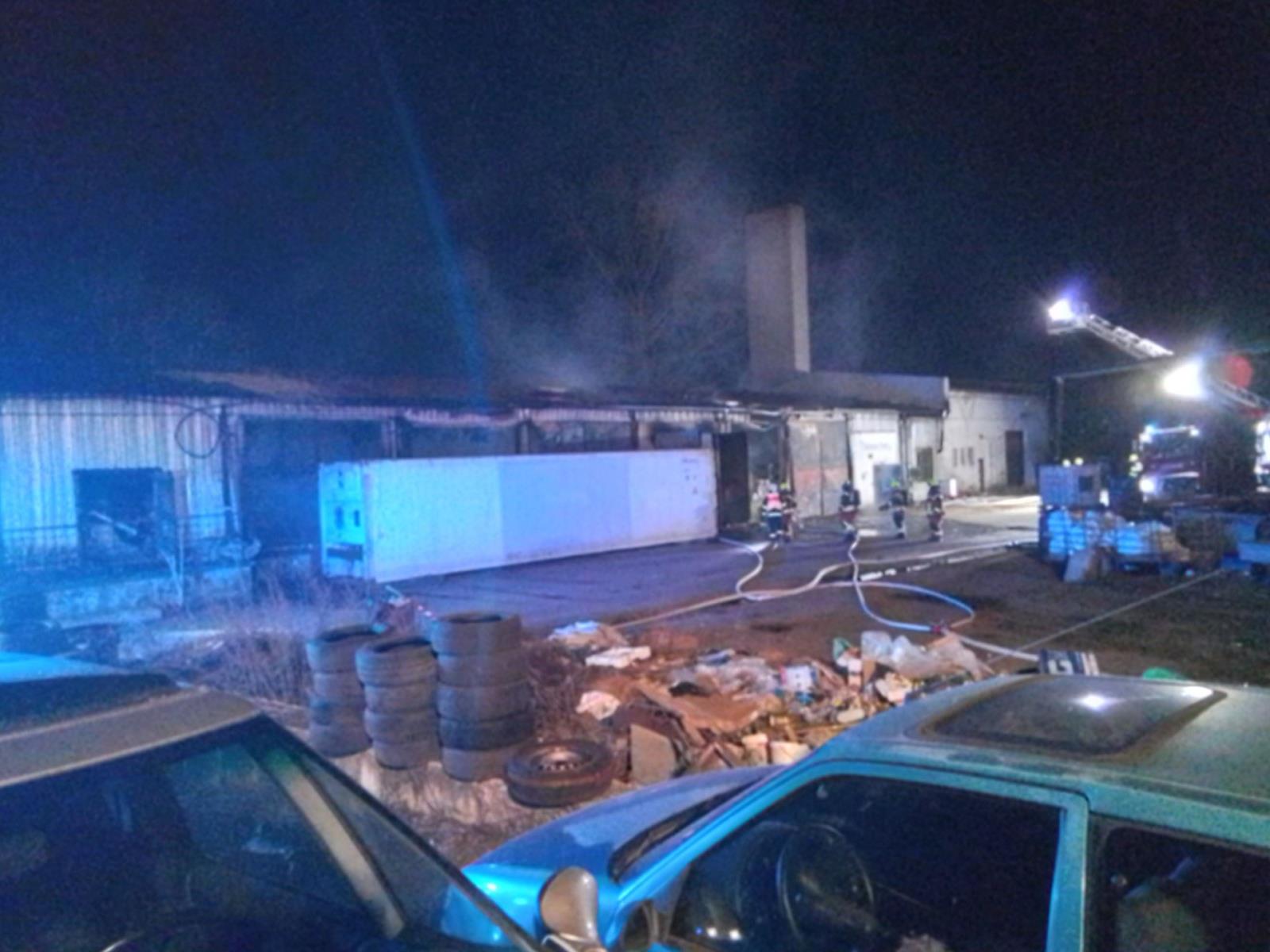 požár autoservisu v Mlékojedech u Litoměřic