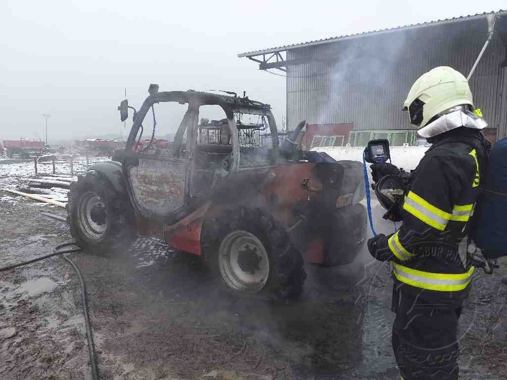 požár nakladače Skuteč3 16.4.2021.jpg