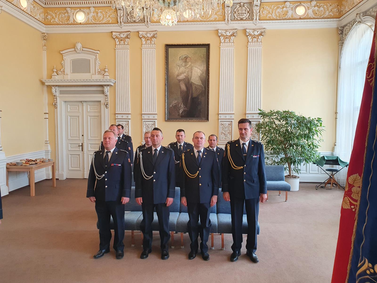 předávání služebních medailí ÚO Domažlice (5).jpg