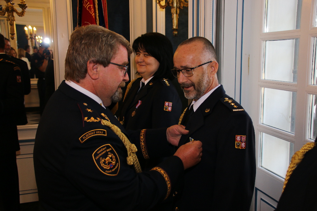 předávání služebních medalí na zámku Kozel (2).JPG