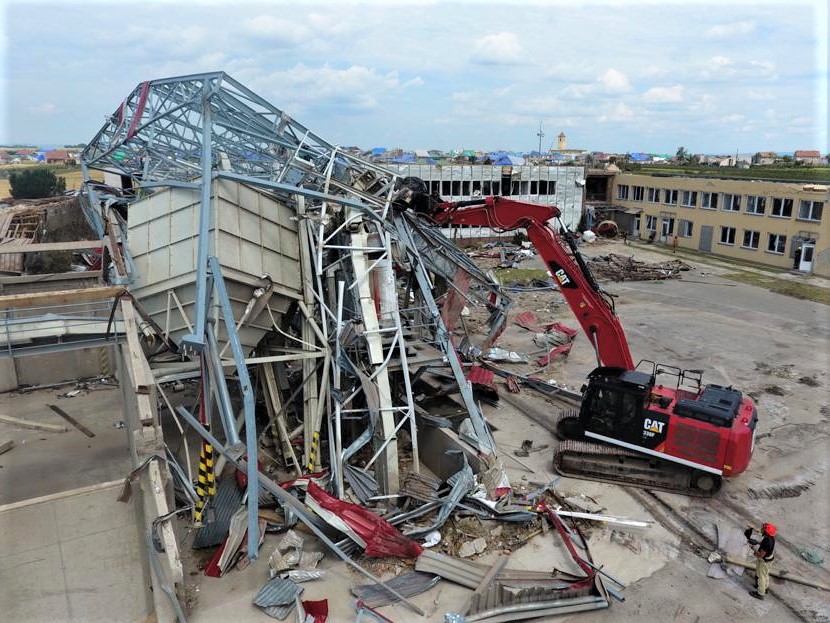 při hrozícím pádu poškozené konstrukce hrozilo zničení hodnotné technologie.jpg