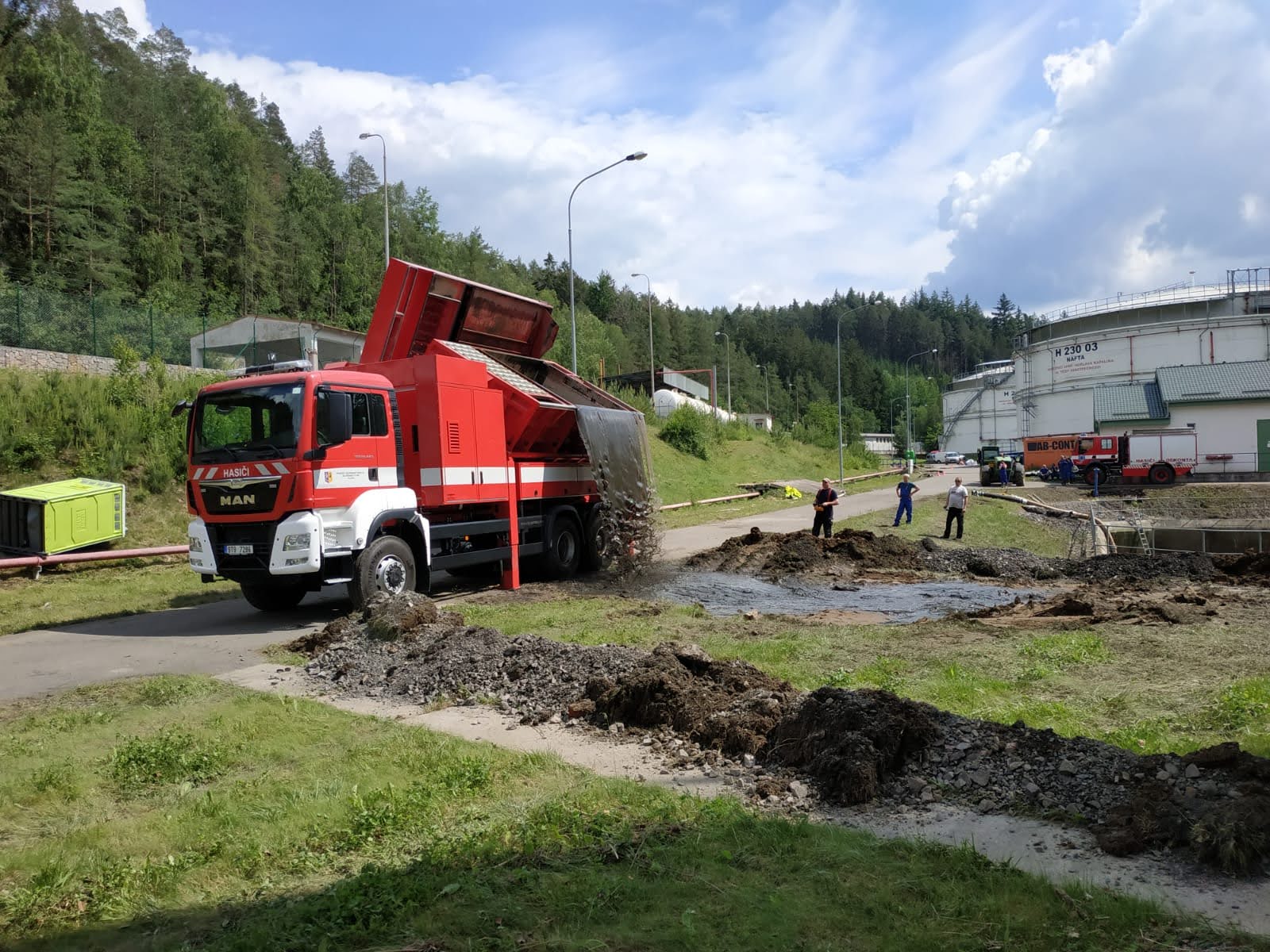 sací bagr - vyklápění nasáteho materiálu.jpg