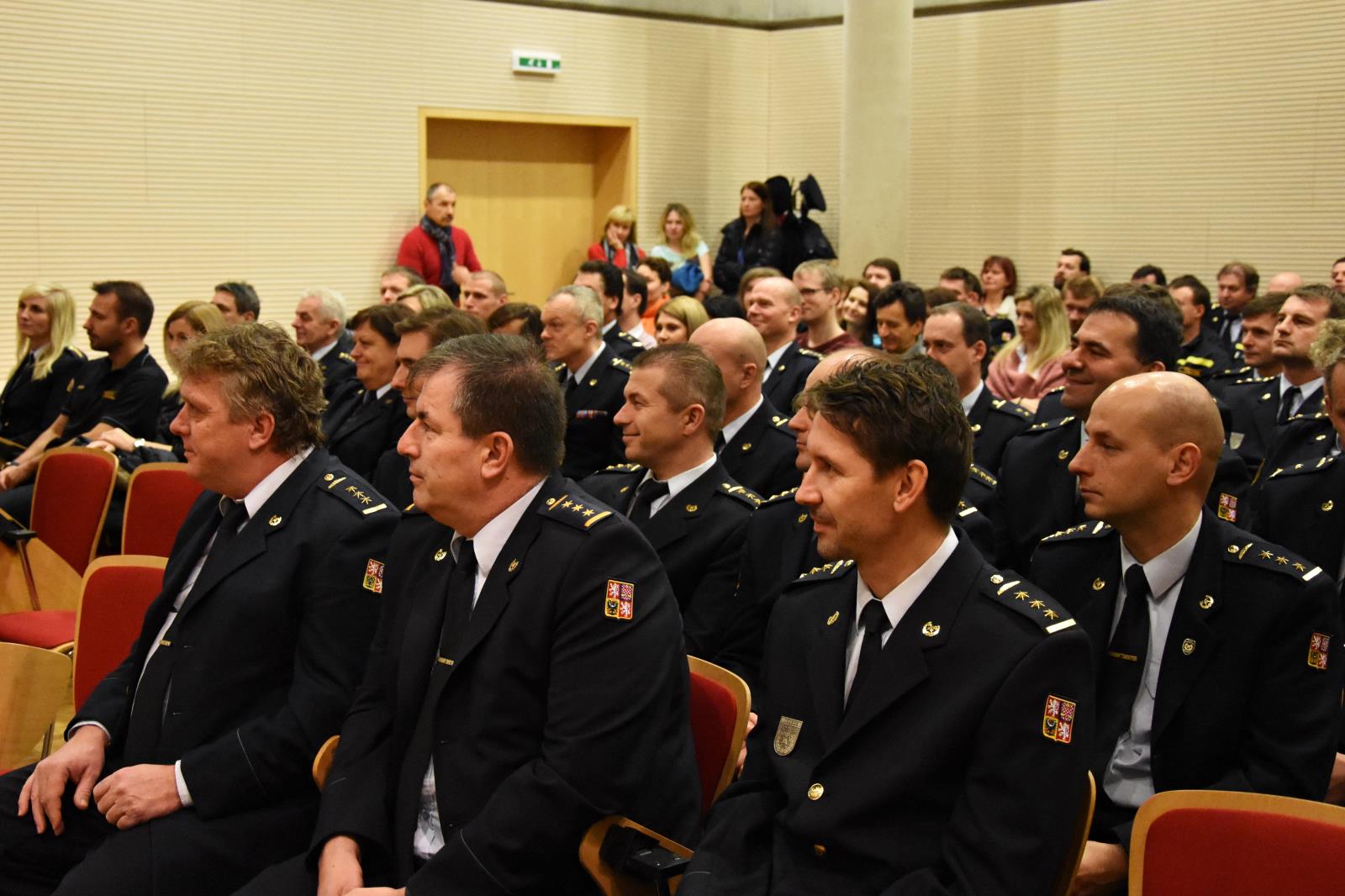 sektání příslušníků i občnaských zaměstnanců v novém roce 2.JPG
