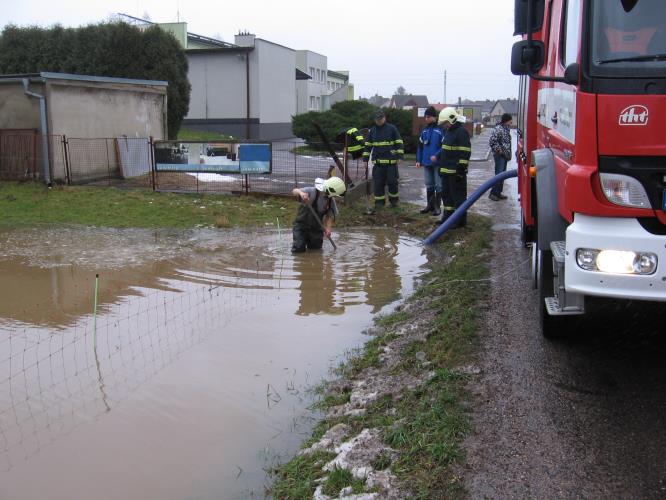 I v zimním období hasiči odčerpávají vodu za zatopených sklepů, garáží proráží ucpané kanálové vpusti