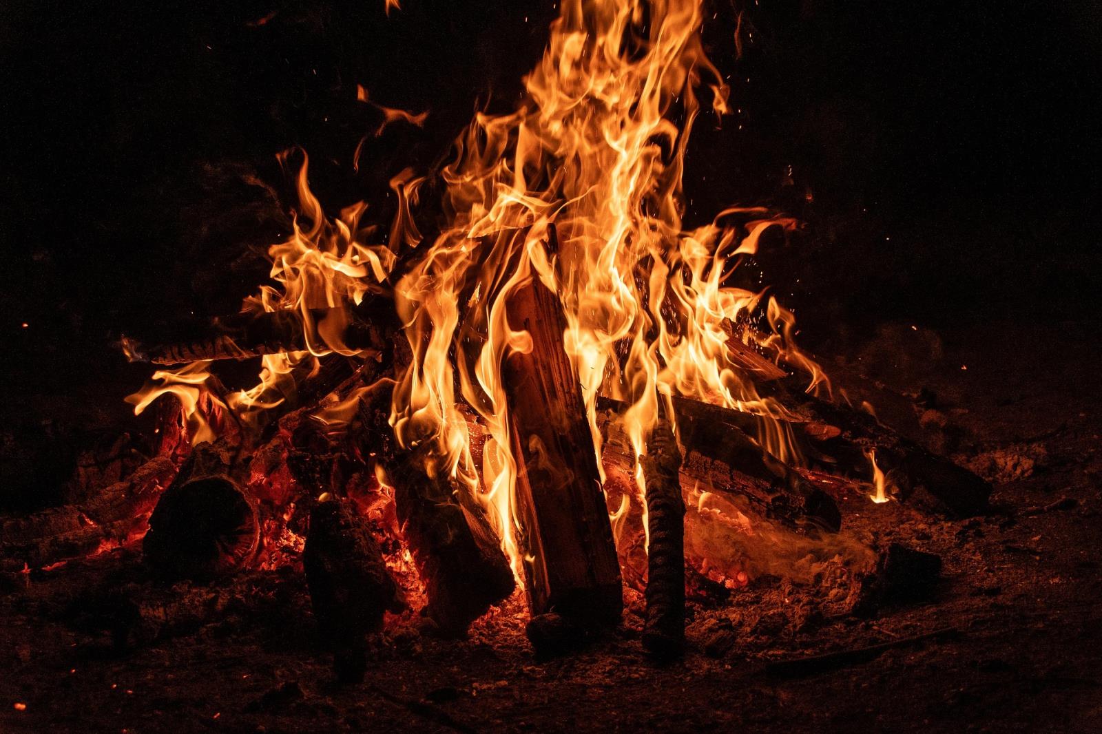 wal_172619-campfire-8081877_1920.jpg