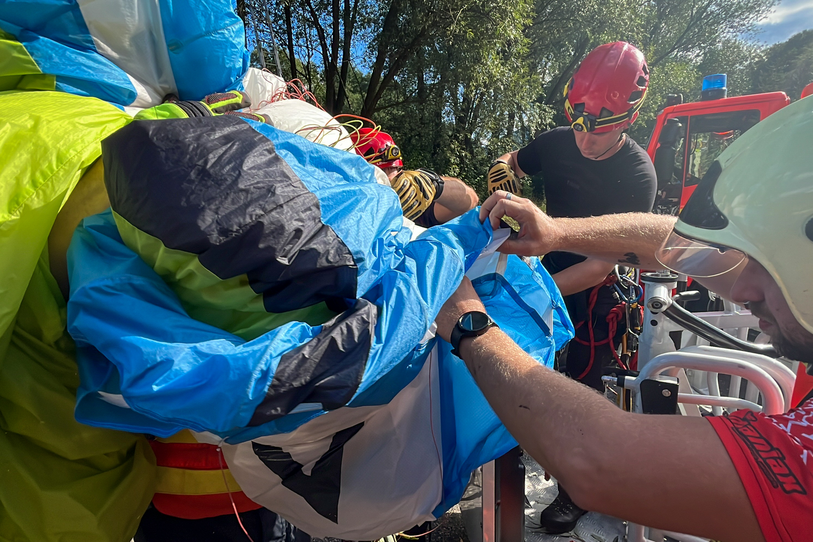 zachrana_paraglidistky_Ostravice_7.jpg