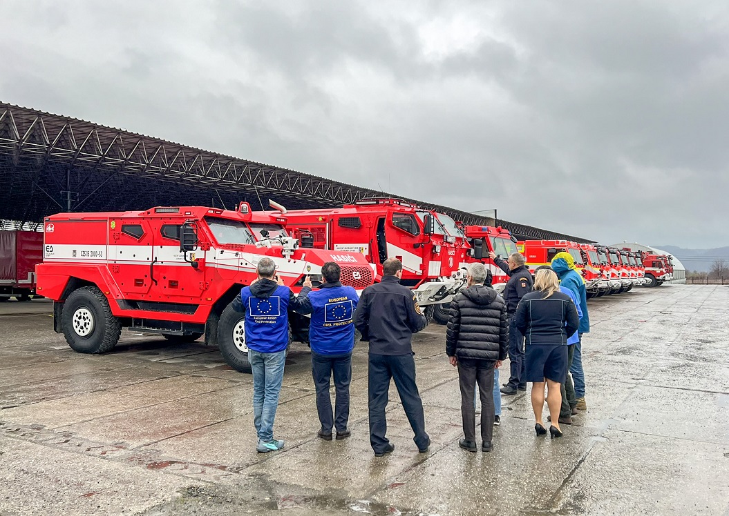 Devítičlenná delegace Wildfires Advisory Mission složená ze sedm expertů na lesní požáry ze Španělska, Francie, Rakouska a Finska a dva styční důstojníci ze Střediska pro koordinaci odezvy na mimořádné události (ERCC)