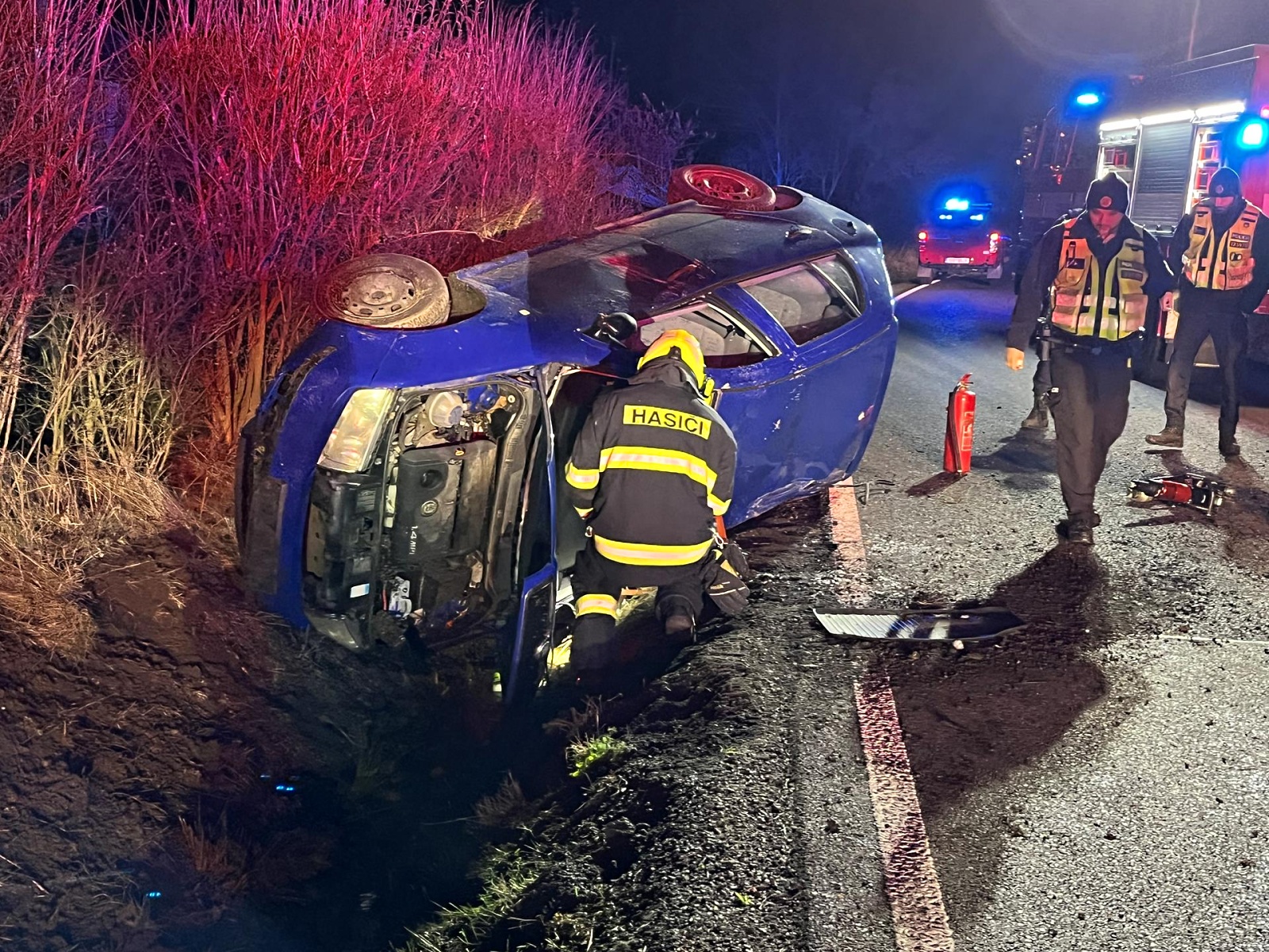 030324-Zajišťování vozidla proti vzniku požáru po převrácení u osady Na Výfuku mezi Příbramí a Narysovem.jpg