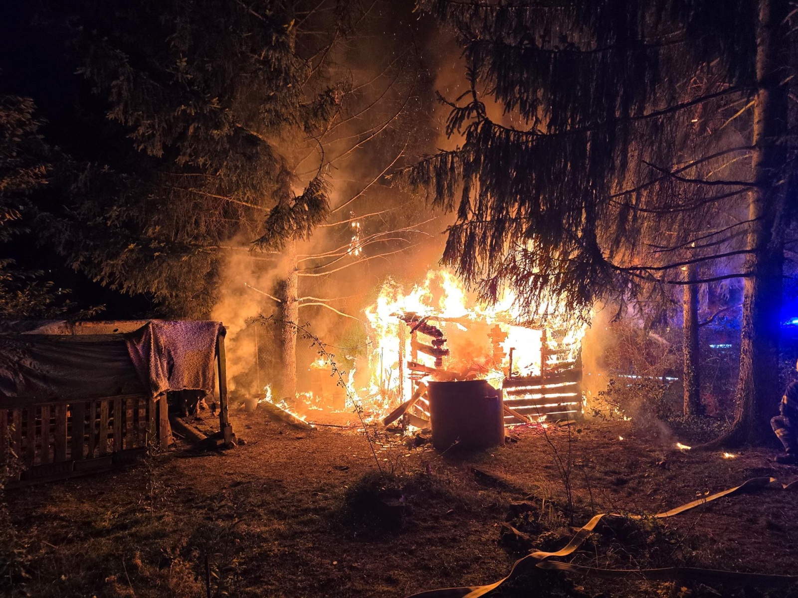 230924-Požár staré dřevěné boudy na okraji zahrádkářské kolonie poblíž garáží v lokalitě Nové Kladno.jpg