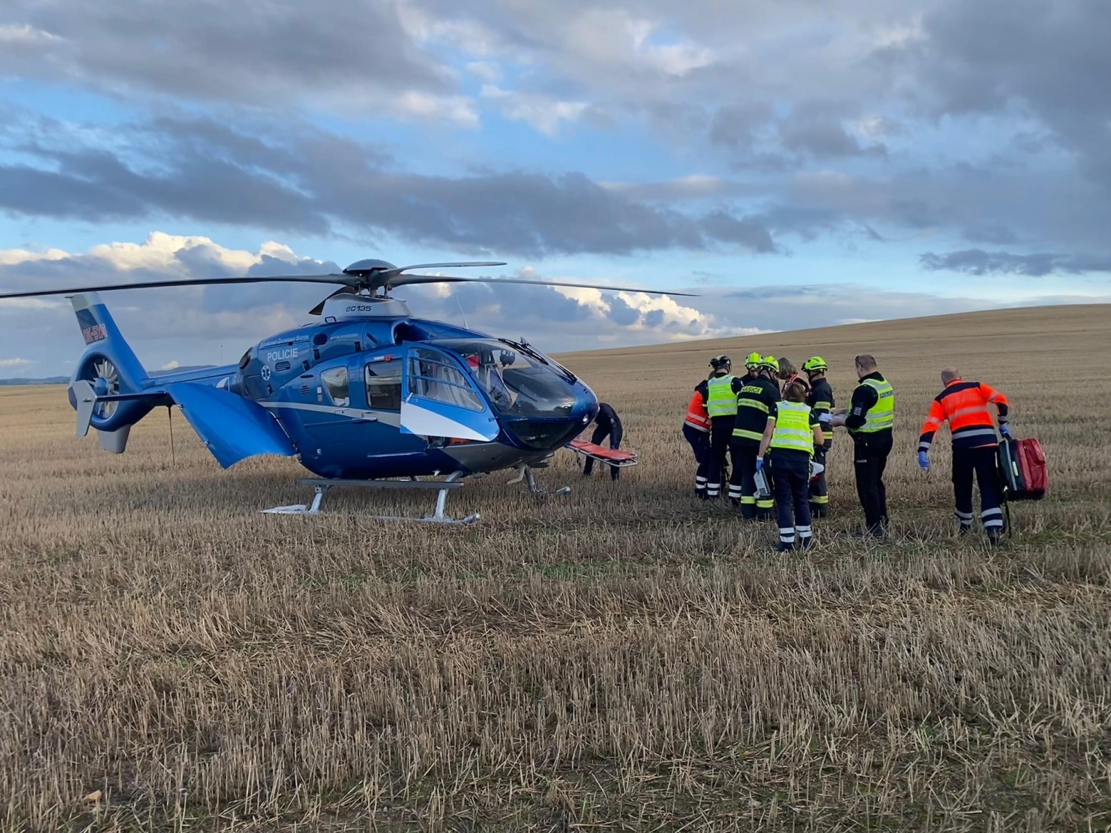 280924-Transport zraněné osoby do vrtulníku po střetu dvou vozidel na silnici mezi obcemi Maršovice a Strnadice na Benešovsku.jpg
