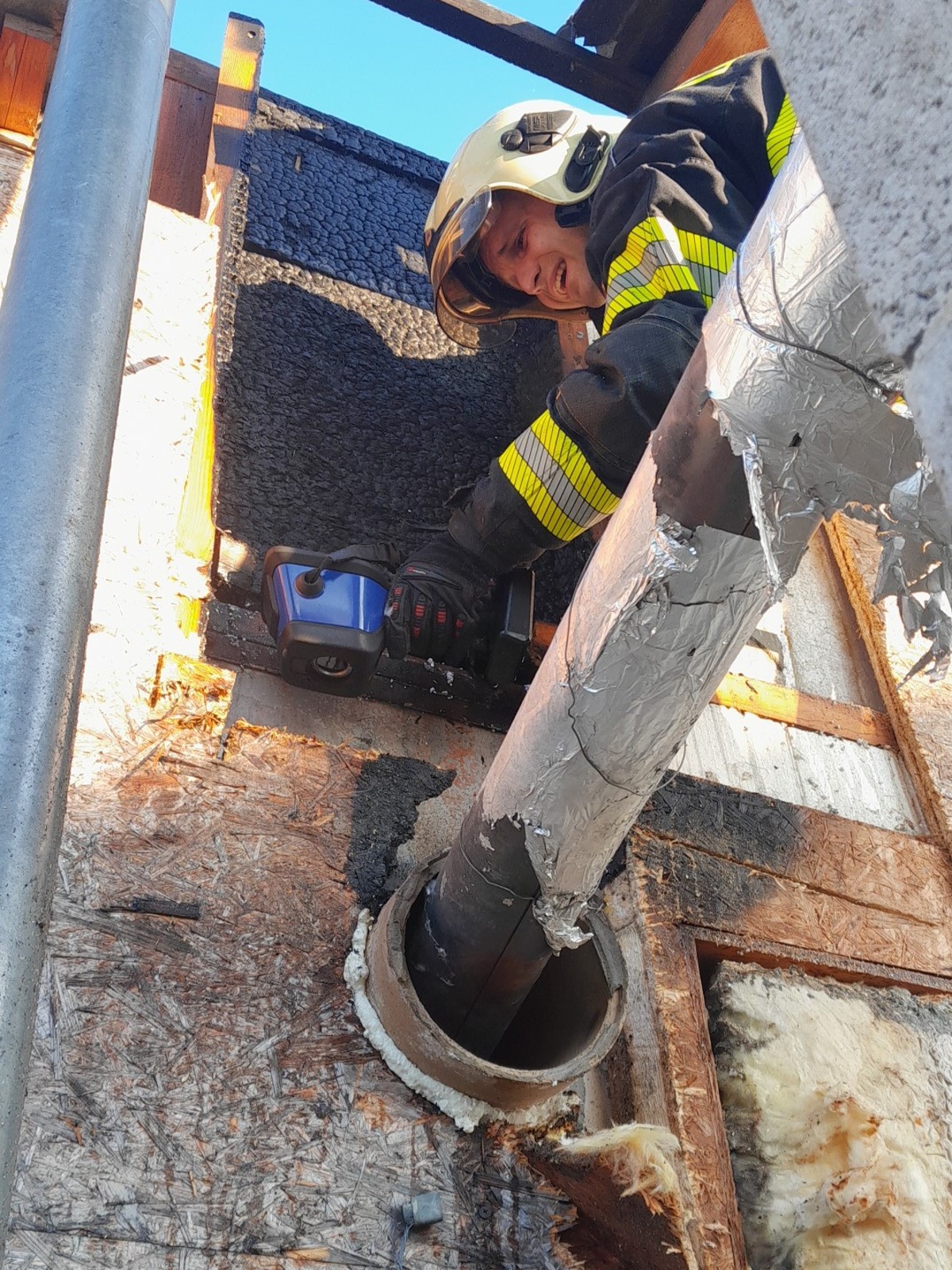 301124-Kontrola termokamerou po likvidaci požáru u komínového tělesa dílny v Neveklově na Benešovsku.jpg