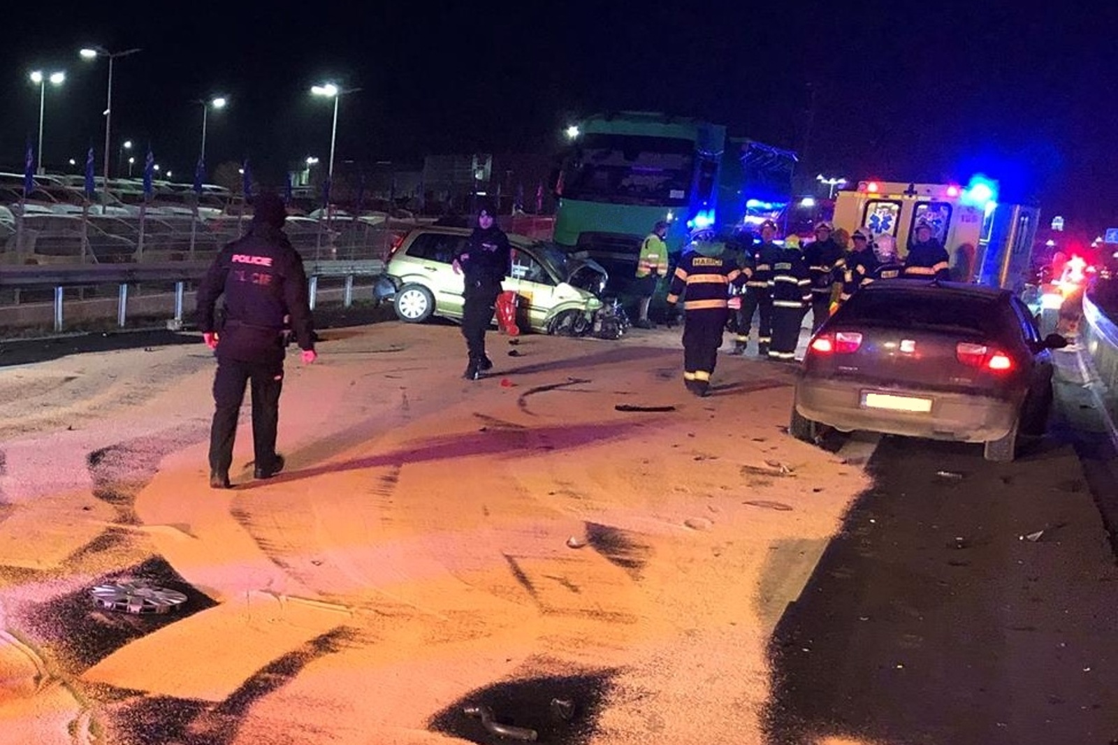 200125-Vážná nehoda osobního automobilu a kamionu na silnici č. 3 v místě obchvatu Olbramovic na Benešovsku.jpg