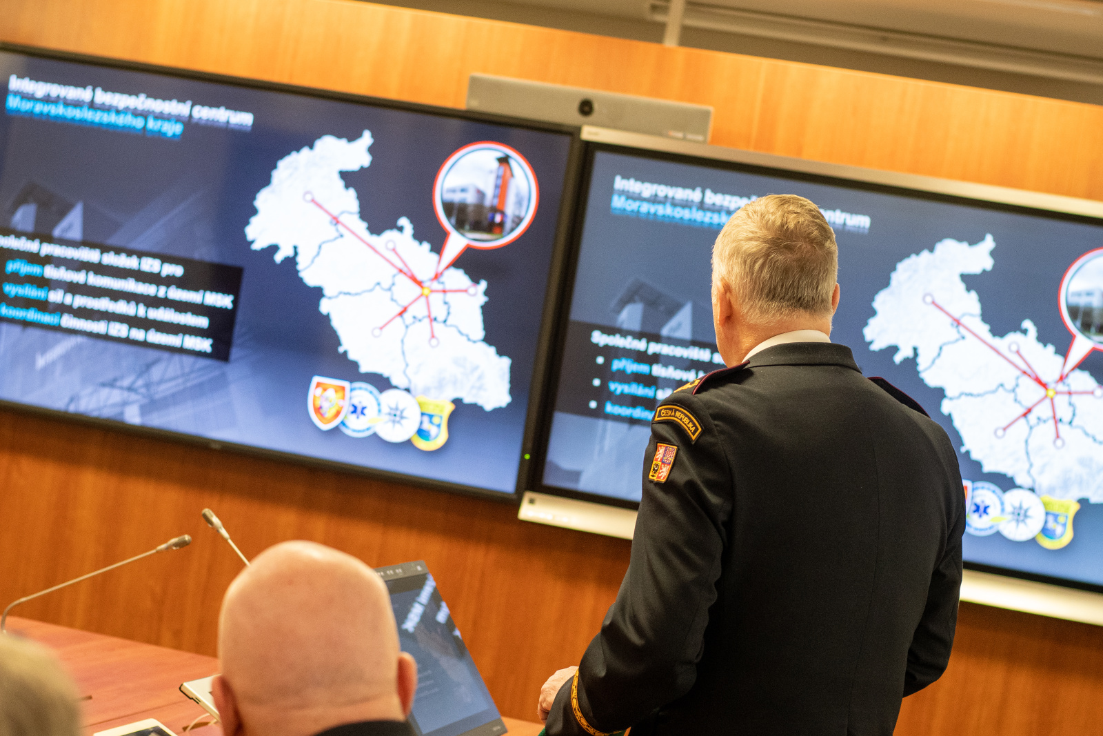 MV Slovenské republiky Matúše Šutaje Eštoka navštívil HZS MSK, kde jej přivítali generální ředitel HZS ČR Vladimír Vlček a ředitel HZS MSK Radim Kuchař (2).jpg