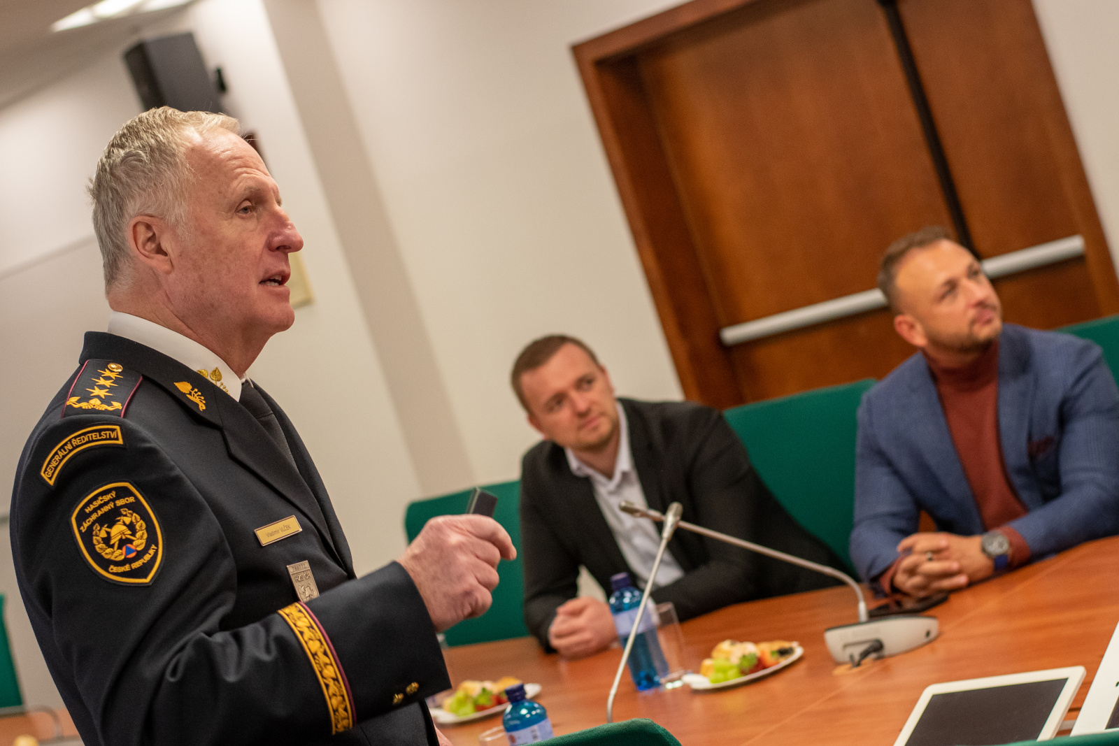 MV Slovenské republiky Matúše Šutaje Eštoka navštívil HZS MSK, kde jej přivítali generální ředitel HZS ČR Vladimír Vlček a ředitel HZS MSK Radim Kuchař (3).jpg