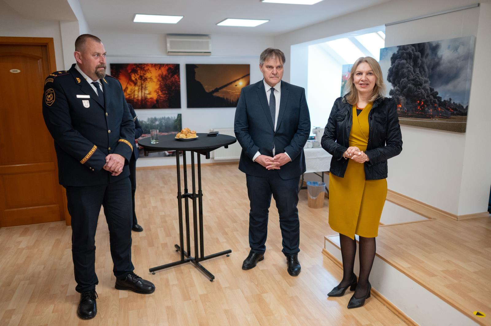 Výstava obrazů k 25. výročí HZS ČR_významní hosté z České republiky a ze Slovenské republiky na zahájení výstavy (2).jpg