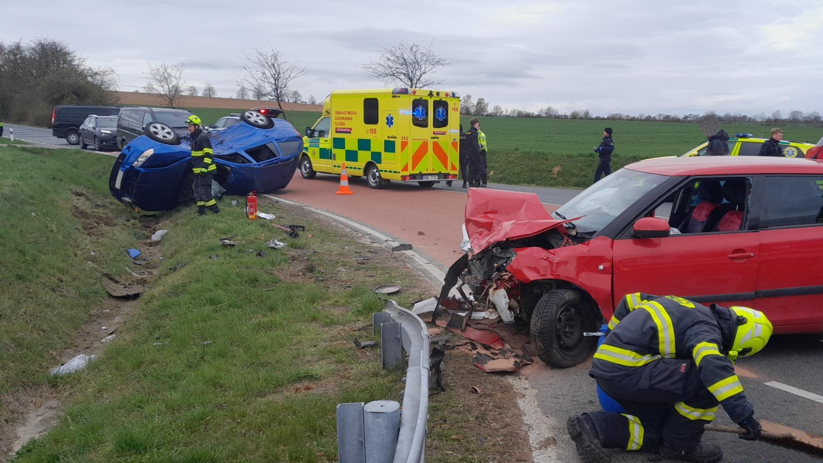 070425-Dopravní nehoda dvou osobních automobilů na silnici č. 2 za Suchdolem směrem do Kutné Hory na odbočve do Vysoké.jpg