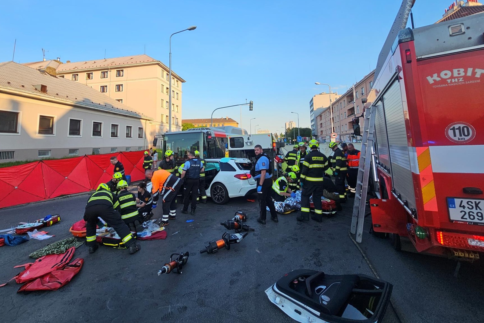 010525-Vážná nehoda sanitky, osobního vozidla a autobusu v křižovatce ulic Petra Bezruče a Cyrila Boudy v Kladně.jpg