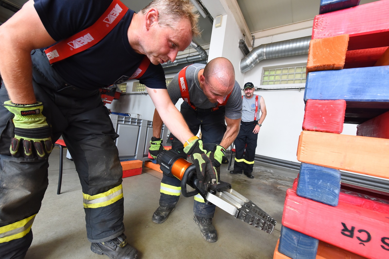Rescue Meeting představuje jedinečnou příležitost ke sdílení zkušeností, sjednocení postupů a nácviku moderních taktik v prostředí, které simuluje reálné podmínky zásahů